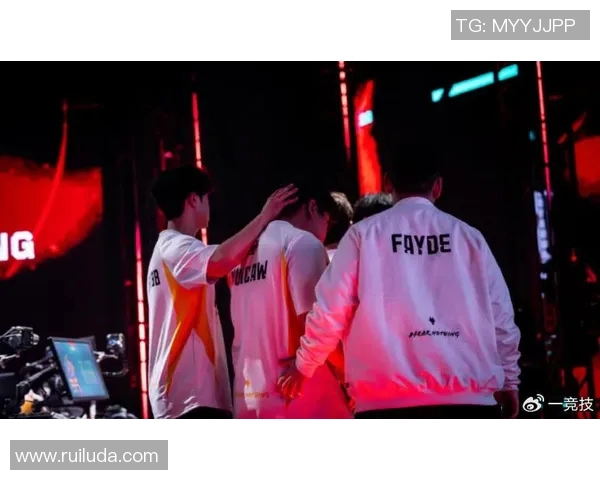 WOL战队展现强大实力完胜FPX夺得比赛胜利的精彩瞬间